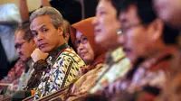 Gubernur Jateng, Ganjar Pranowo (kiri) saat menghadiri acara pemberian penghargaan program pengendalian inflasi 2016 di Jakarta, Senin (25/4/2016).  (Liputan6.com/Helmi Fithransyah)