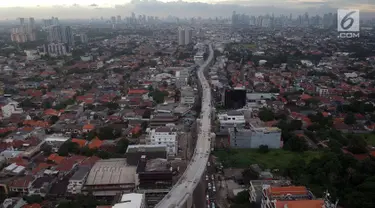 Foto aerial pembangunan jalur layang MRT di kawasan Fatmawati, Jakarta, Kamis (4/1). Progres pembangunan konstruksi moda transportasi massal MRT fase I rute Lebak Bulus-Bundaran HI mencapai 90,14% hingga bulan Desember 2017. (Liputan6.com/Arya Manggala)