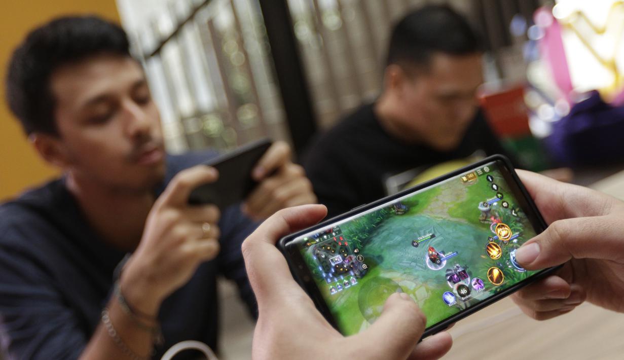 Karyawan KLY yang tergabung dalam Jakartans tanding Arena of Valor (AOV) pada laga penyisihan The Battle of Youniverse di KLY Lounge, Jakarta, Rabu (5/12). Jakartans sebagai pemenang akan menantang tim AOV profesional. (Bola.com/Vitalis Yogi Trisna)