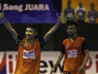 Pemain IPC Pelindo, Sandy Gempur Purnama, merayakan gol yang dicetaknya ke gawang WPK MBU Makassar dalam laga Seri III Grup B Wilayah Timur Pro Futsal League 2016 di GOR 17 Desember, Mataram, NTB, Sabtu (12/3/2016). (Bola.com/Arief Bagus)
