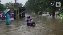 Hujan yang mengguyur Jakarta sejak Kamis (29/2/2024) dini hari mengakibatkan sejumlah jalan di wilayah Cempaka Putih tergenang banjir. (merdeka.com/Arie Basuki)