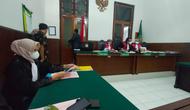 Sidang putusan tukang becak tersangka pembobol rekening BCA di Surabaya. (Dian Kurniawan/Liputan6.com)