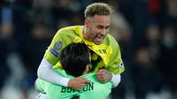 Striker PSG, Neymar berselebrasi dengan kiper Gianluigi Buffon usai bertanding melawan Liverpool pada grup C Liga Champions di stadion Parc des Princes di Paris (28/11). PSG menang 2-1 atas Liverpool. (AP Photo/Francois Mori)