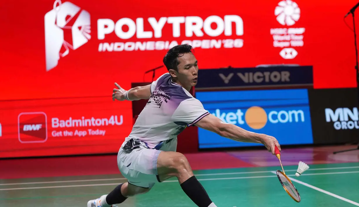 Tunggal putra Indonesia, Jonatan Christie, saat melawan Panitchaphon Teeraratsakul dari Thailand pada pertandingan semifinal turnamen badminton Indonesia Open 2026 di Istora Gelora Bung Karno, Senayan, Jakarta, Sabtu (6/6/2026). (AP Photo/Achmad Ibrahim)