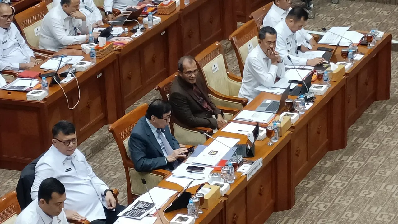 Wakil Menteri Hukum dan HAM Edward Omar Sharif Hiariej alias Eddy Hiariej, hadir dalam rapat kerja dengan Komisi III DPR RI, Selasa (21/11). Eddy Hiariej hadir untuk mendampingi Menteri Hukum dan HAM Yasonna Laoly (Alma Fikhasari/Merdeka.com)