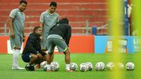 Divaldo Alves dan para asisten pelatih Persik menyiapkan latihan untuk pemain. (Bola.com/Gatot Susetyo)