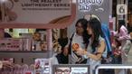 Pengunjung mencoba produk kecantikan pada Pameran Beautyfest Asia Jakarta 2025 di Mall Kota Kasablanka, Jakarta, Sabtu (7/6/2025). (Liputan6.com/Angga Yuniar)