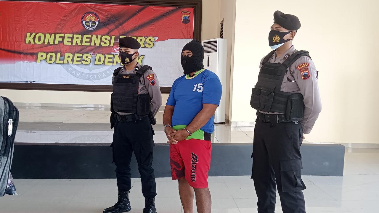 Pelatih bola voli di Demak, Jawa Tengah ditangkap lantaran diduga mencabuli dan menyetubuhi belasan muridnya. (Foto: Liputan6.com/Kusfitria M)