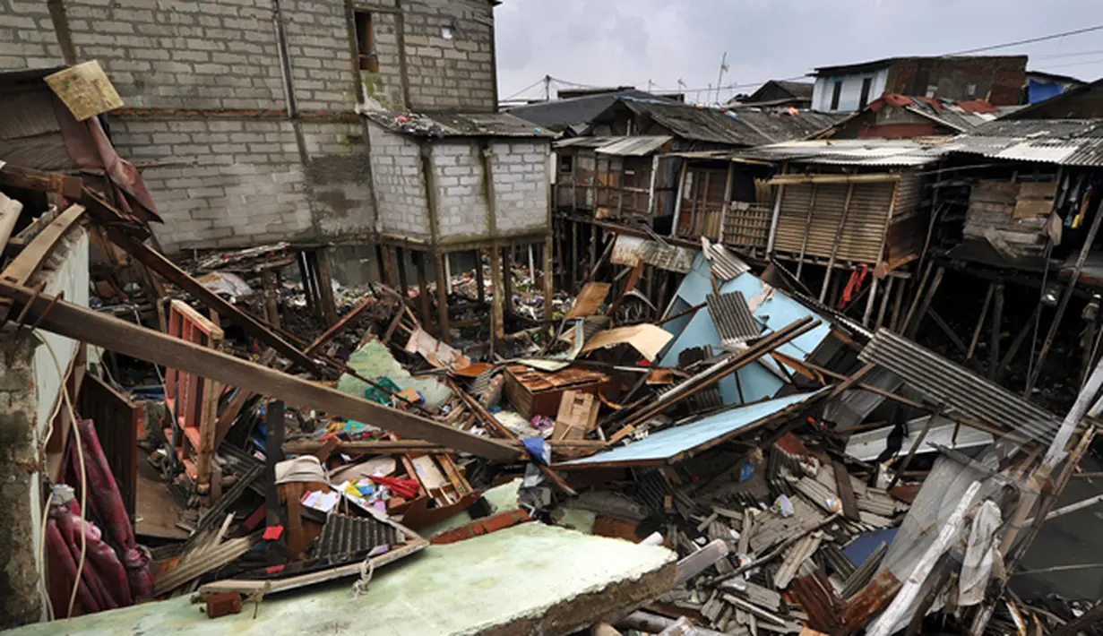 Kondisi rumah yang rubuh akibat banjir di kawasan muara baru, Jakarta, Jumat (13/2/2015). Sebanyak 33 rumah di muara baru Jakarta Utara mengalami kemiringan parah dan 2 buah rumah ambruk akibat banjir. (Liputan6.com/Faizal Fanani)