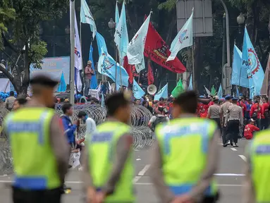Ratusan petugas kepolisian berjaga di depan Istana Merdeka, Jakarta, Jumat (1/5/2015). Penjagaan dilakukan untuk mengantisipasi aksi buruh saat perayaan hari Buruh Internasional (May Day). (Liputan6.com/Faizal Fanani)