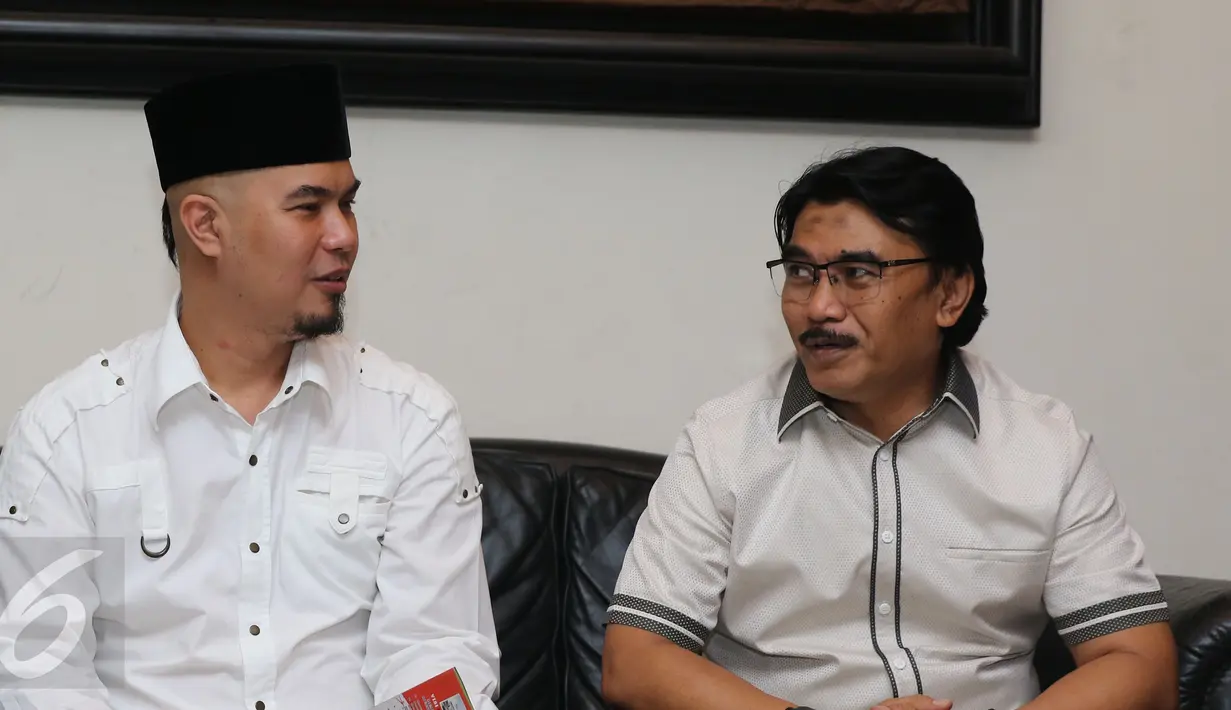Ahmad Dhani berbincang dengan mantan Menpora Adhyaksa Dault saat deklarasi Orang Kita di Jakarta, (13/05/2016). Deklarasi Orang Kita, gerakan mendukung Gubernur DKI yang bisa membawa Jakarta Beradab dan Bermartabat. (Liputan6.com/Herman Zakharia)
