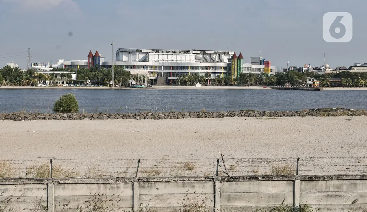 Suasana di lokasi proyek reklamasi perluasan kawasan wisata Ancol, Jakarta, Rabu (8/7/2020). Polemik Reklamasi Ancol terjadi setelah Gubernur Anies Baswedan menerbitkan Keputusan Gubernur Daerah Khusus Ibukota Jakarta Nomor 237 Tahun 2020 terkait izin pelaksanaan. (merdeka.com/Iqbal S. Nugroho)