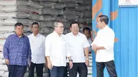Menteri Perdagangan (Mendag) Zulkifli Hasan mendampingi Presiden Jokowi saat meninjau persediaan dan membagikan beras di Gudang Bulog Sunter Timur II Kelapa Gading, Jakarta Utara, DKI Jakarta