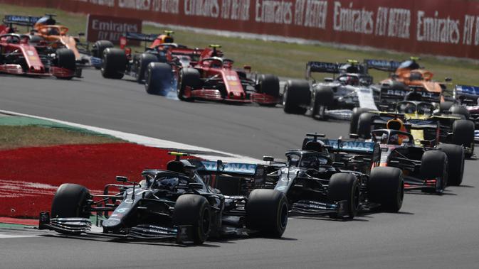 Pembalap Mercedes Valtteri Bottas (kiri) mengemudikan mobilnya pada 70th Anniversary Formula 1 Grand Prix di Sirkuit Silverstone, Silverstone, Inggris, Minggu (9/8/2020). Max Verstappen sukses menjadi yang tercepat dalam F1 GP Silverstone 2020. (AP Photo/Frank Augstein, Pool)
