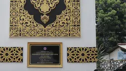 Seorang anak berada di dekat tugu Al-Quran di Masjid Istana Anak Yatim, Kabupaten Bogor, Jawa Barat, Jumat (30/4/2021). Tugu Al Quran yang dibangun ini mendapat penghargaan dari Leprid mencapai rekor dunia sebagai tugu Al Quran tertinggi di dunia. (Liputan6.com/Herman Zakharia)