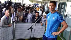 Striker Real Madrid, Cristiano Ronaldo, tersenyum saat menjawab pertanyaan wartawan dalam Open Media Day di kompleks olah raga Real Madrid, (24/5/2016). (AFP/Gerard Julien)