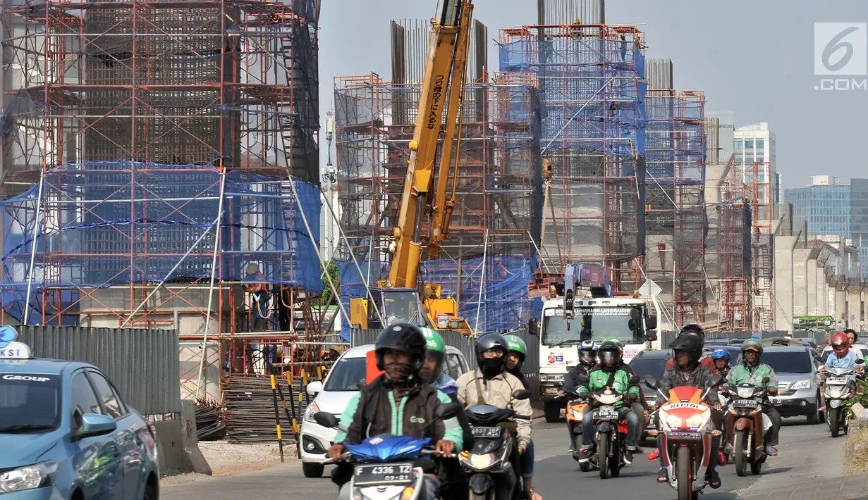 Kepadatan arus kendaraan di sekitar proyek 6 Ruas Tol Dalam Kota tahap pertama seksi Kelapa Gading-Pulo Gebang, Jakarta, Minggu (15/7). Rencananya proyek ini terdiri atas ruas tol Kemayoran-Kampung Melayu 9,6 kilometer. (Merdeka.com/Iqbal S. Nugroho)