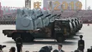 Kendaraan militer melintas membawa  senjata canggih saat parade HUT ke-70 RRC di Beijing, China, Selasa (1/10/2019). China memamerkan beberapa persenjataan tercanggih yang pernah ada di dunia selama parade militer HUT ke-70 RRC. (AP Photo/Ng Han Guan)