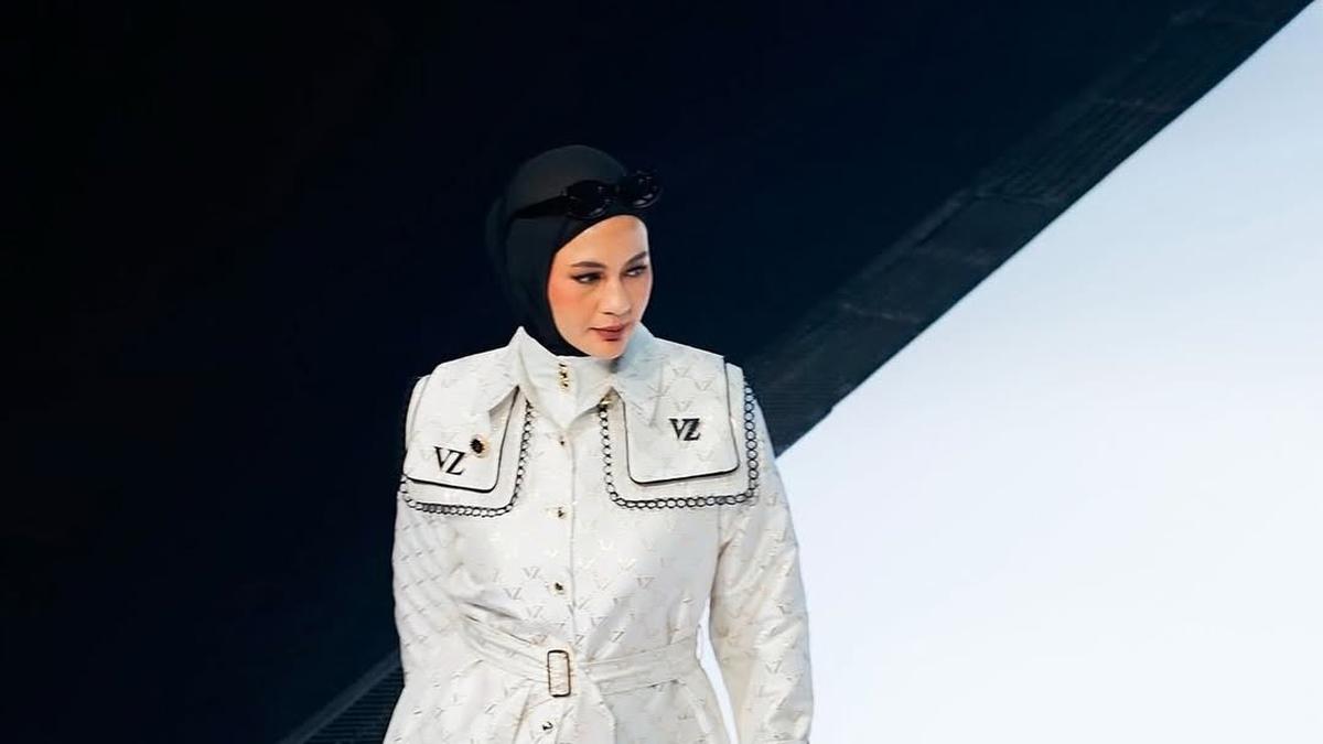 6 Potret Paula Verhoeven Kembali Melenggang di Runway Vivi Zubedi, Elegan dalam Nuansa Monokrom