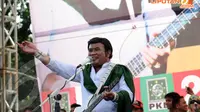 Rhoma Irama (Capres dari PKB) juga menyelipkan pesan politiknya dalam setiap lagu yang dinyanyikannya saat kampanye terbuka PKB di lapangan Pulomas Jakarta (Liputan6.com/Helmi Fithriansyah)