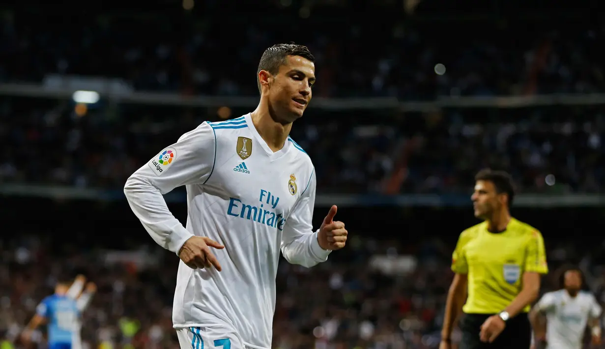 Penyerang Real Madrid, Cristiano Ronaldo melakukan selebrasi usai mencetak gol ke gawang Malaga pada lanjutan La Liga Spanyol di stadion Santiago Bernabeu di Madrid, (25/11). Gol Ronaldo mengantarkan Madrid menang tipis 3-2. (AP Photo / Francisco Seco)