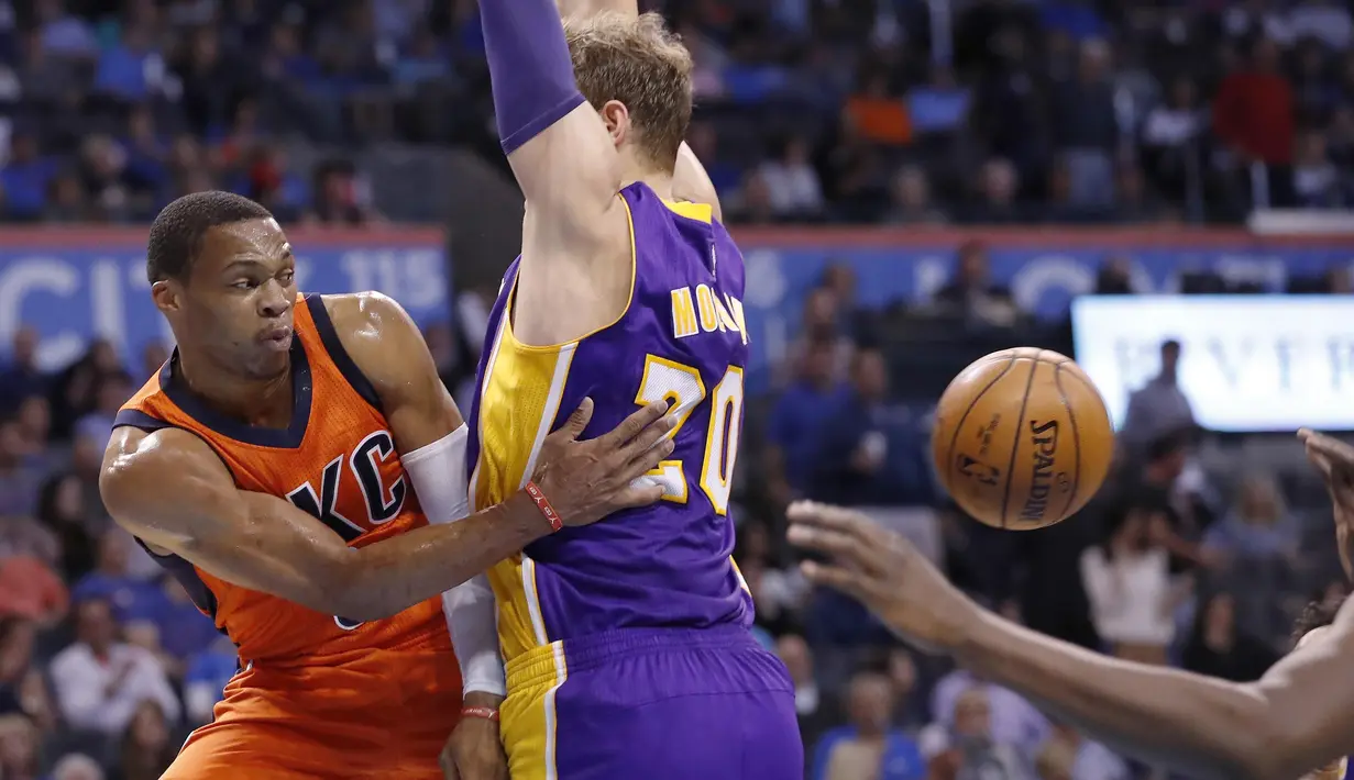 Oklahoma City Thunder guard, Russell Westbrook #0 berusaha keluar dari hadangan Los Angeles Lakers center, Timofey Mozgov #20  pada lanjutan NBA basketball game di Oklahoma City, (30/10/2016). Oklahoma City menang 113-96. (AP/Alonzo Adams)