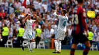 Pemain Real Madrid, Lucas Vazquez dan Sergio Ramos, merayakan gol ke gawang Levante pada laga La Liga di Santiago Bernabeu, Madrid, Sabtu (9/9/2017). (AP Photo/Francisco Seco)