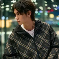 Saat di bandara, Bright Vachirawit tampil head to toe mengenakan Burberry. Tampilannya charming dengan outfitnya yang dikenakan. [dok. Burberry]