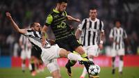 Bek Juventus, Giorgio Chiellini, menahan laju gelandang Sporting Lisbon, Bruno Fernandes, pada laga Liga Champions di Stadion Allianz, Turin, Rabu (18/10/2017). Juventus menang 2-1 atas Sporting. (AFP/Marco Bertorello)