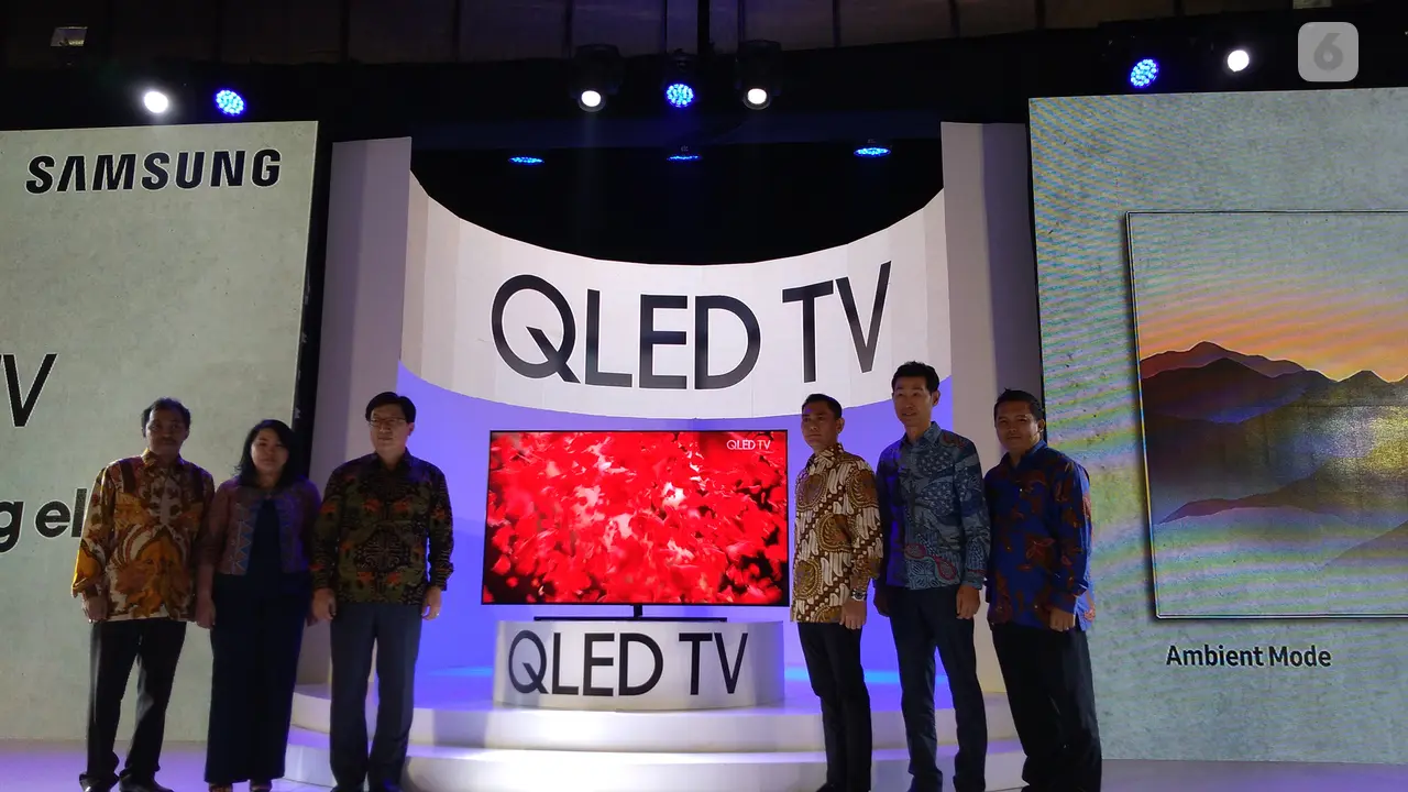 Jae Hoon Kwon President Samsung Electronics Indonesia (ketiga dari kiri) dan jajaran meluncurkan TV QLED Samsung