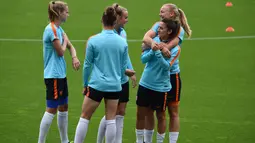 Danielle van der Donk (kedua kanan) berbincang saat sesi latihan jelang semifinal UEFA Women Euro 2012 melawan Inggris di Enschede (2/8). Pada 20 November 2015, Van de Donk bermain untuk klub Inggris Arsenal dari FA Super League. (AFP Photo/John Thys)