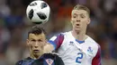 Gelandang Kroasia, Ivan Perisic, duel udara dengan bek Islandia, Birkir Saevarsson, pada laga grup D Piala Dunia di Rostov Arena, Rostov-on-Don, Selasa (26/6/2018). Kroasia menang 2-1 atas Islandia. (AP/Vadim Ghirda)