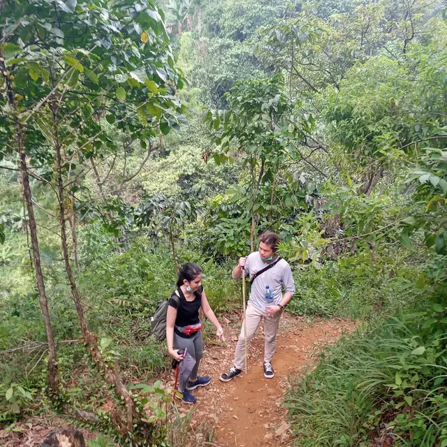 7 Momen Tissa Biani dan Dul Jaelani Trekking Bareng di Bogor