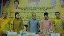 Ketum Partai Golkar Aburizal Bakrie (tengah) bersama Menteri Kesehatan Nila Moeloek (kedua kiri) mengikuti Forum Group Discusion (FGD) Partai Golkar,  Jakarta, Selasa (17/2). FGD tersebut bagian dari HUT Partai Golkar ke-47. (Liputan6.com/Andrian M Tunay)