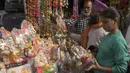 Orang-orang membeli patung dewa Hindu menjelang festival Diwali di sebuah pasar di Amritsar, India pada 10 November 2020. Tahun ini festival lampu Diwali jatuh pada 14 November mendatang. (Photo by NARINDER NANU / AFP)