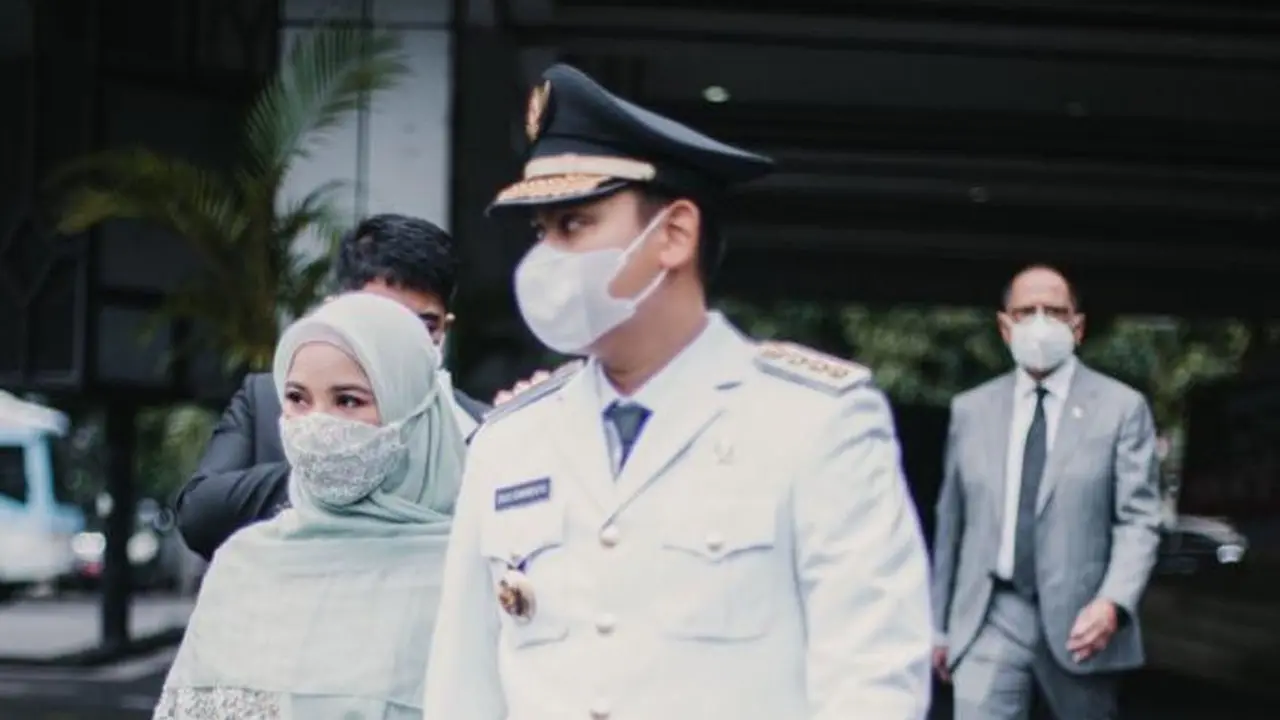 6 Potret Chacha Frederica saat Kunjungan Kerja, Penampilannya Curi Perhatian