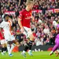 Sayangnya, striker Rasmus Hojlund masih belum bisa membuka keran gol di Liga Inggris. Rasmus Hojlund gagal mencetak gol perdananya di Liga Inggris setelah kiper Luton, Thomas Kaminski, melakukan penyelamatan gemilang. (AP Photo/Jon Super)