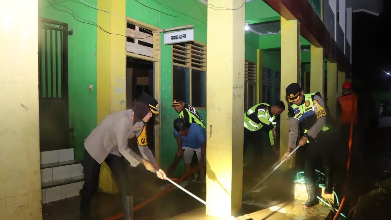 Fasilitas pendidikan MTs Al Kautsar dan puluhan rumah warga di Kecamatan Cireunghas, Polres Sukabumi Kota, Jawa Barat (Jabar) terendam banjir.