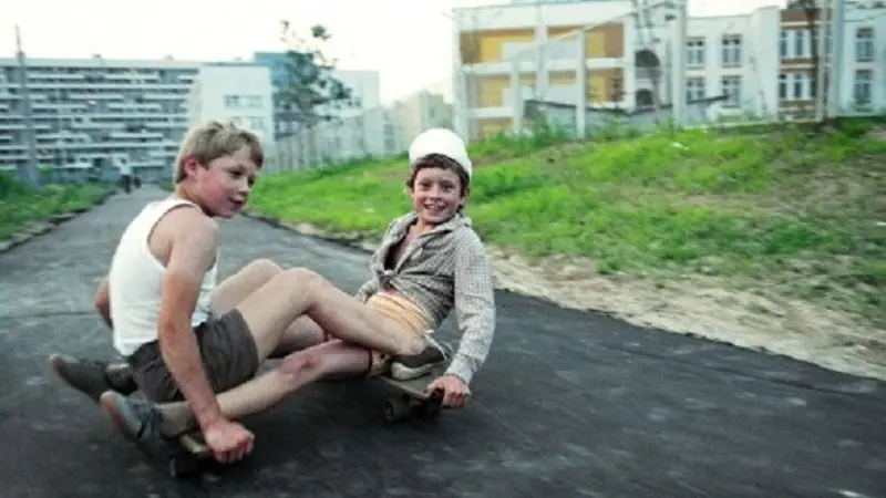 Dua anak laki-laki Soviet di kota Moskow, 1 Juli 1991 (Sumber: RBTH Igor Zotin/TASS)