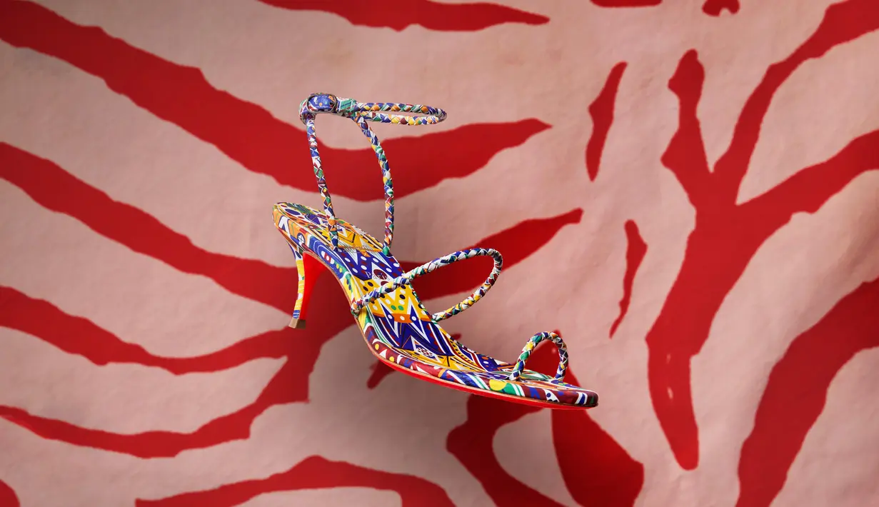 Berperan sebagai simbol trio kreatif dan persahabatan mereka, elemen jalinan yang berfungsi sebagai tema pemersatu di seluruh koleksi, juga ditampilkan pada desain produk lainnya. [Foto: Document/Christian Louboutin]