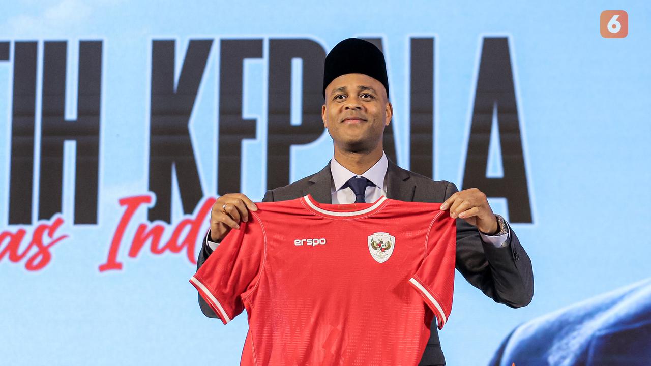 Foto: Momen Patrick Kluivert Pakai Peci saat Konferensi Pers Perkenalan Pelatih Baru Timnas Indonesia