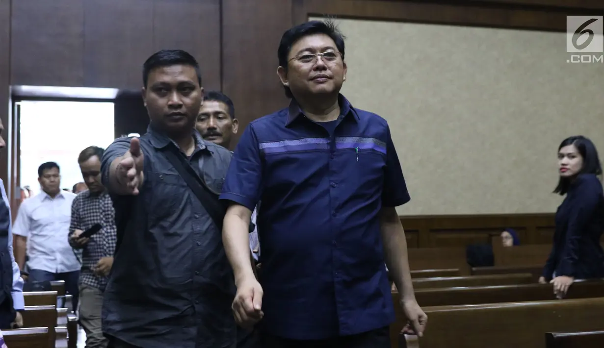 Advokat Lucas (tengah) bersiap menjalani sidang dakwaan di Pengadilan Tipikor, Jakarta, Rabu (7/11). Lucas didakwa menghalangi proses penyidikan KPK terhadap tersangka mantan petinggi Lippo Group, Eddy Sindoro. (Liputan6.com/Helmi Fithriansyah)