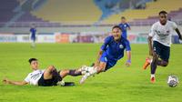 Pemain PSIS Semarang, Oktafianus Fernando (tengah), dilanggar oleh pemain Persita Tangerang, Arif Setiawan (kiri) dalam lanjutan pertandingan babak penyisihan Grup A Piala Presiden 2022 antara PSIS Semarang menghadapi Persita Tengerang di Stadion Manahan, Solo, Jawa Tengah, Senin (13/6/2022). (Bola.com/Arief Bagus)