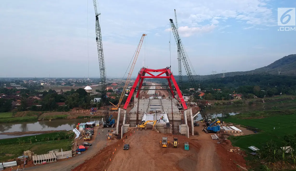 Foto udara pengerjaan Jembatan Kalikuto di Gringsing, Kabupaten Batang, Jawa Tengah, Senin (11/6). Menteri PUPR Basuki Hadimuljono mengatakan, jembatan pelengkung baja ini merupakan pertama di Indonesia. (Liputan6.com/Arya Manggala)