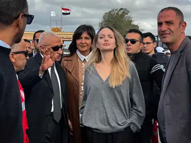 Aktris Amerika Serikat (AS), Angelina Jolie (tengah) saat tiba di perbatasan Rafah-Mesir, pada Jumat 2 Januari 2026. Aktris Amerika Serikat (AS) yang juga mantan utusan khusus Badan Pengungsi Perserikatan Bangsa Bangsa (PBB), Angelina Jolie mengunjungi pelintasan Rafah di perbatasan Gaza–Mesir. (Foto oleh AFP)