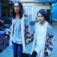 Istri komedian Aming, Evelyn Nada Anjani kini perlahan mengubah penampilannya. Semula, Evelyn hadir pertama kali dengan gaya tomboy dan tampak cuek. Sekarang ia sudah mulai senang berbulu mata dan tetap tak lupa soal momongan. (Adrian Putra/Bintang.com)