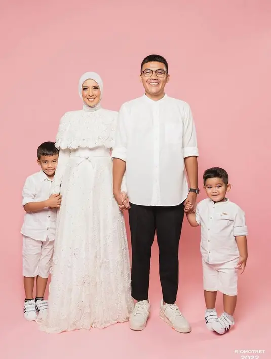 Bahkan, dalam pemotretan tersebut terdapat pula kedua anaknya yang membuat banyak netizen merasa gemas. (Instagram/tyaariestya).