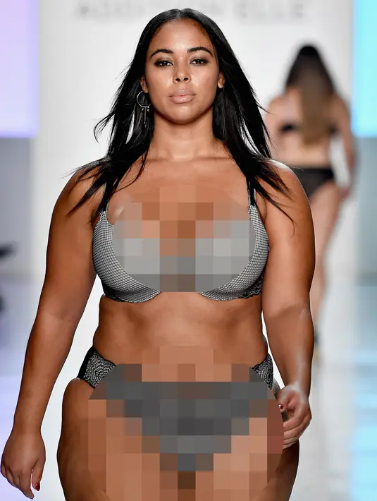 Model berjalan di atas catwalk membawakan pakaian dalam/lingerie Addition Elle selama New York Fashion Week di New York, AS (11/9). Addition Elle mengeluarkan pakaian dalam untuk wanita berbadan gemuk. (Frazer Harrison/Getty Images for Addition Elle/AFP)