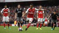 Proses terjadinya gol penalti Arsenal yang dicetak Santi Cazorla ke gawang Southampton. Kemenangan Arsenal baru terwujud pada babak injury time melalui gol penalti Santi Cazorla. (Reuters/Dylan Martinez)