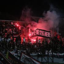 Suporter Bali United pada laga kontra Persija Jakarta di ajang BRI Super League 2025/2026. (Alit Binawan/Bola.com)